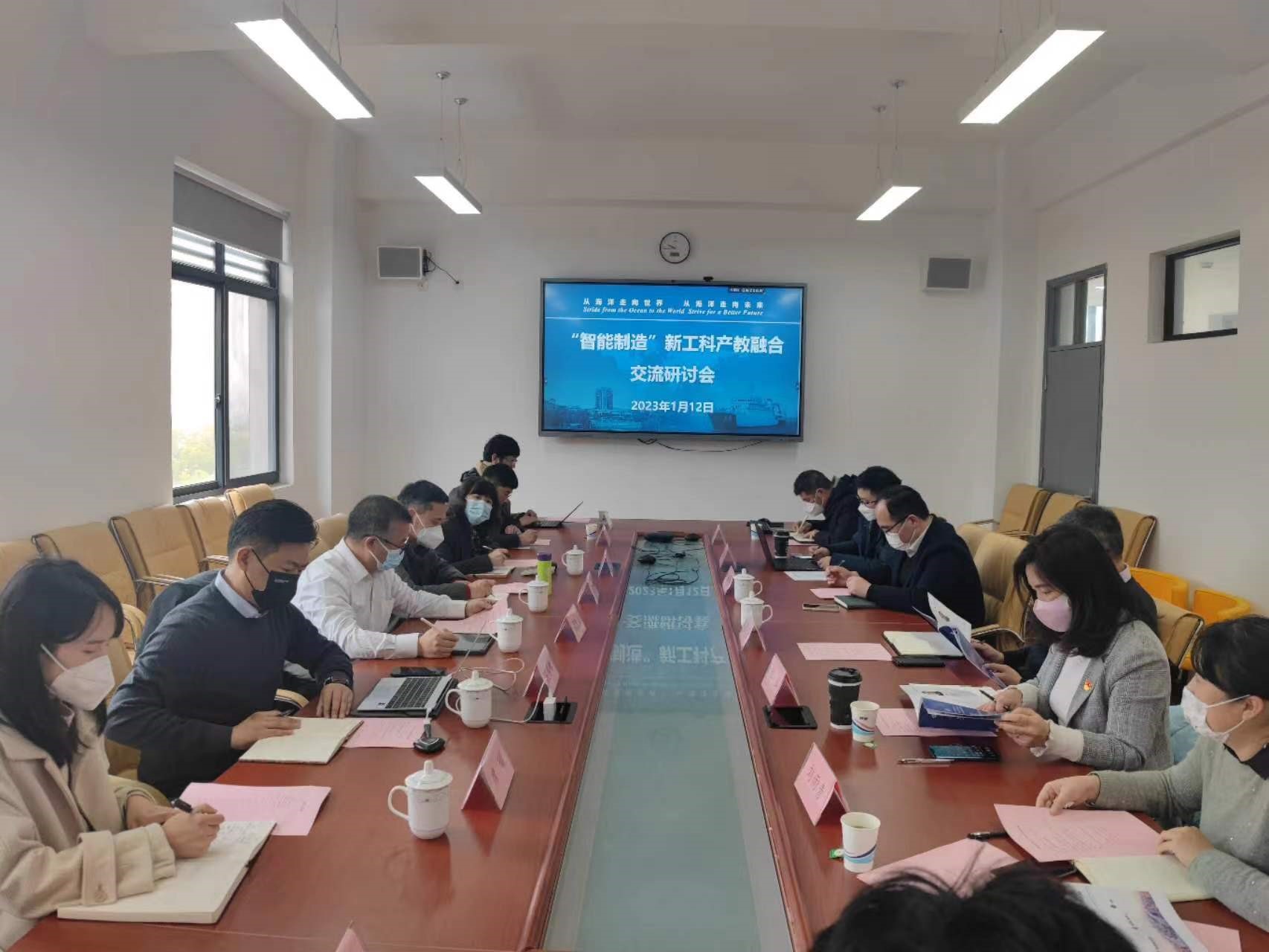 会议室里的人们 描述已自动生成